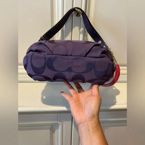 💐🌺Coach Plum Purple Signature Canvas Hobo Bag - Picture 2 of 7